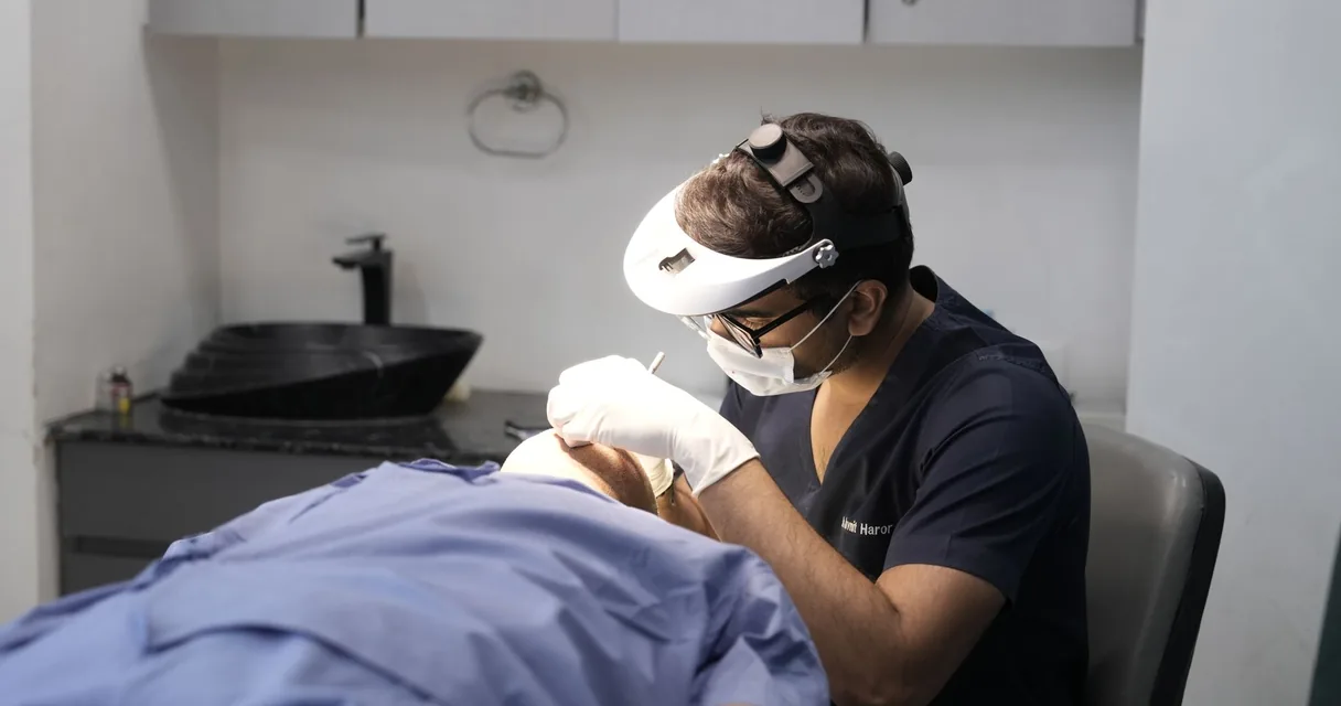 Médico com lupa de cabeça examinando a pele de um paciente