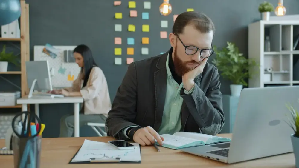 Boreout: a síndrome do tédio que afeta a saúde mental