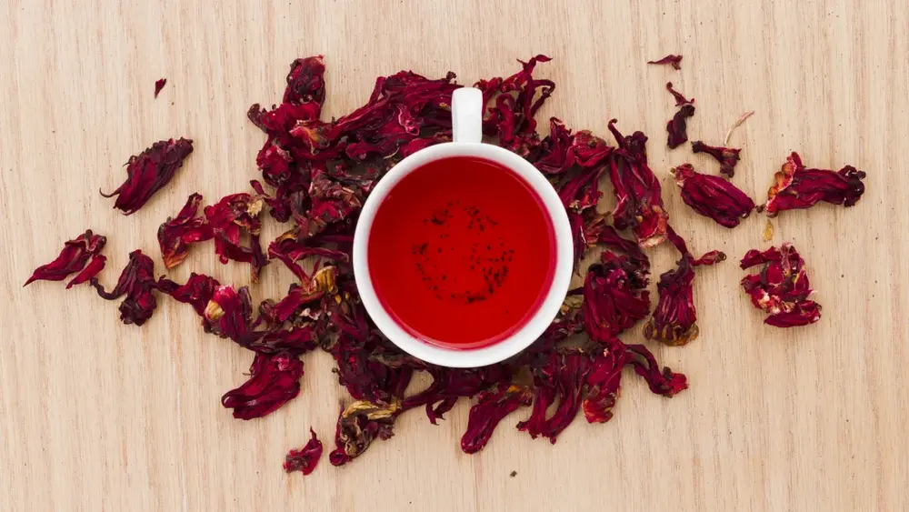 Chá de hibisco baixa pressão? Veja riscos