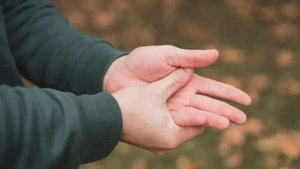Tratamento de dores nas mãos e punhos: cuidados importantes com o uso de medicamentos